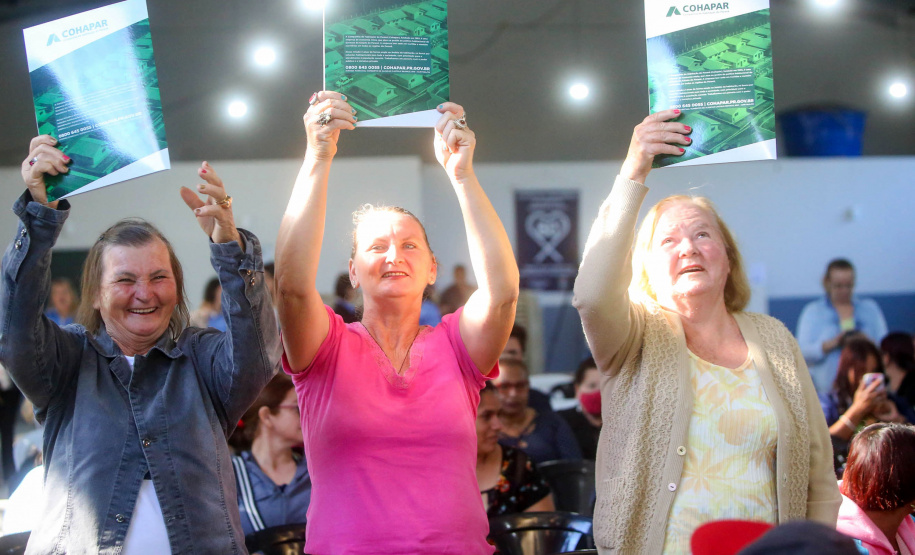 O governador Carlos Massa Ratinho Junior entregou nesta sexta-feira (6), 52 títulos de regularização fundiária para famílias em Moreira Sales, na região Centro-Oeste do Estado.