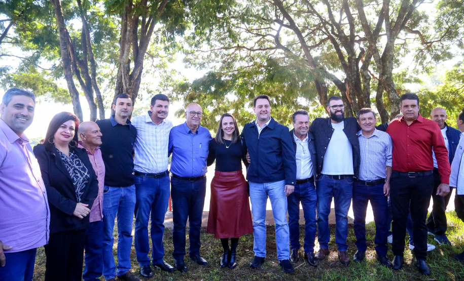 O governador Carlos Massa Ratinho Junior entregou nesta sexta-feira (6), 52 títulos de regularização fundiária para famílias em Moreira Sales, na região Centro-Oeste do Estado.