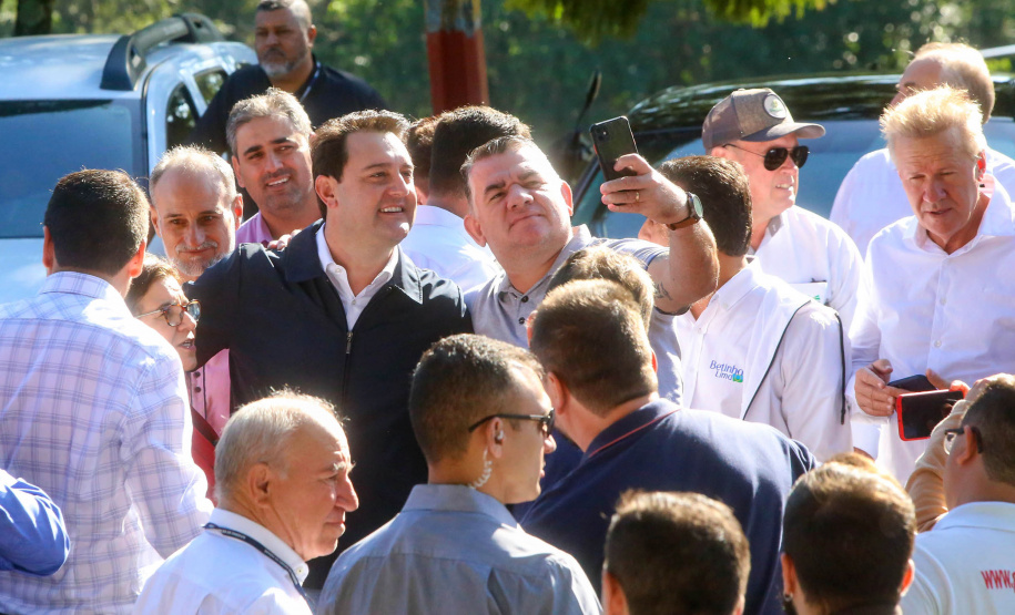 O governador Carlos Massa Ratinho Junior entregou nesta sexta-feira (6), 52 títulos de regularização fundiária para famílias em Moreira Sales, na região Centro-Oeste do Estado.