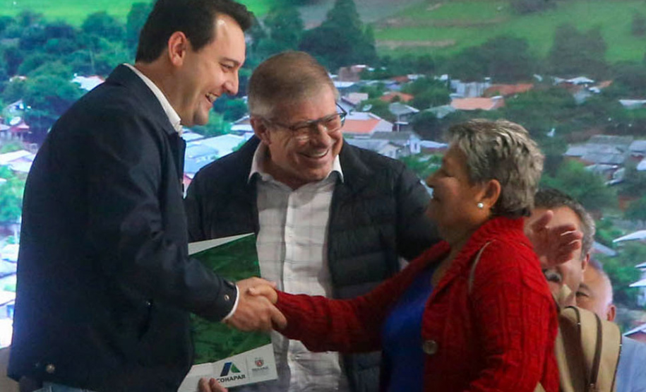 O governador Carlos Massa Ratinho Junior entregou nesta sexta-feira (6), 52 títulos de regularização fundiária para famílias em Moreira Sales, na região Centro-Oeste do Estado.