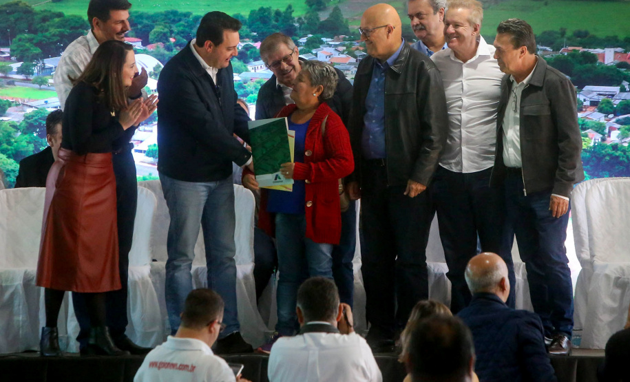 O governador Carlos Massa Ratinho Junior entregou nesta sexta-feira (6), 52 títulos de regularização fundiária para famílias em Moreira Sales, na região Centro-Oeste do Estado.