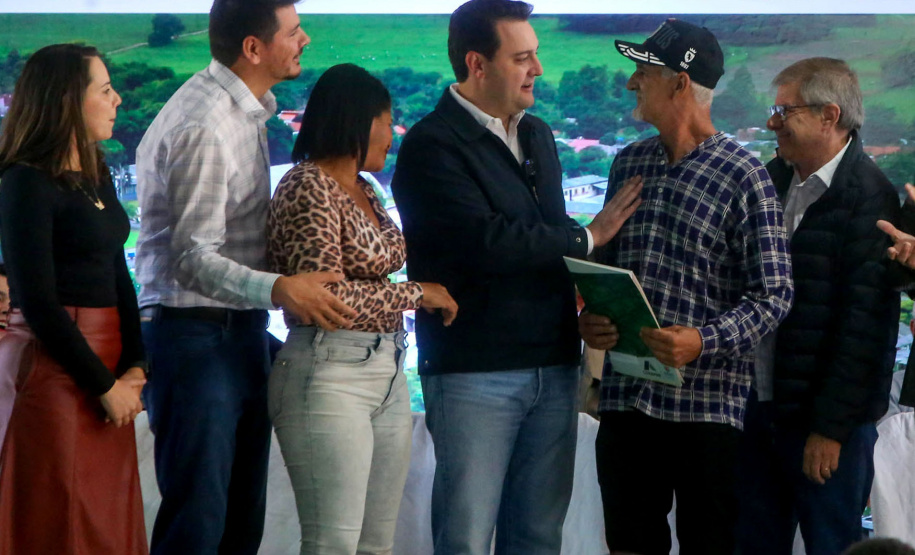 O governador Carlos Massa Ratinho Junior entregou nesta sexta-feira (6), 52 títulos de regularização fundiária para famílias em Moreira Sales, na região Centro-Oeste do Estado.