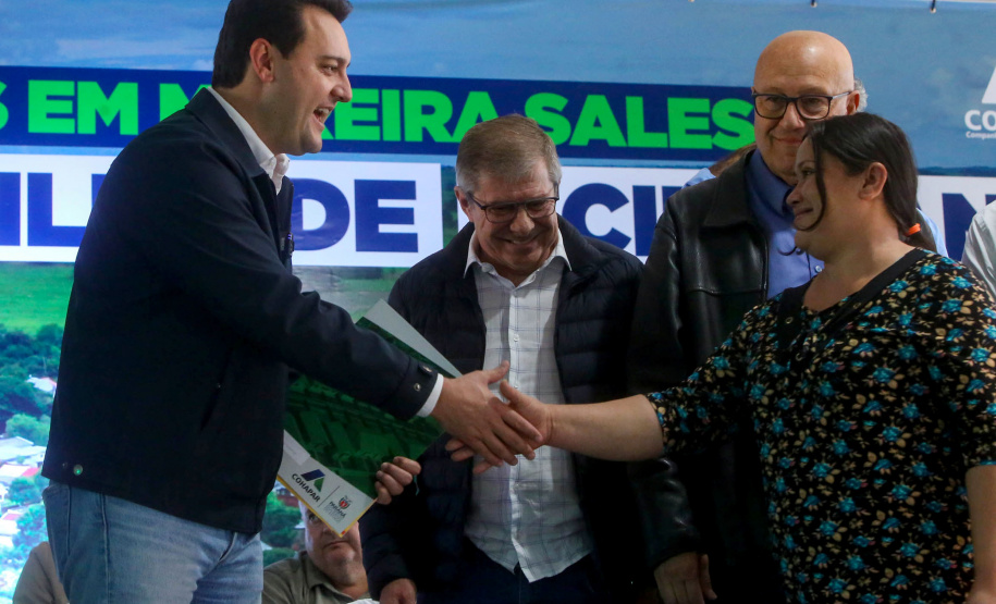 O governador Carlos Massa Ratinho Junior entregou nesta sexta-feira (6), 52 títulos de regularização fundiária para famílias em Moreira Sales, na região Centro-Oeste do Estado.