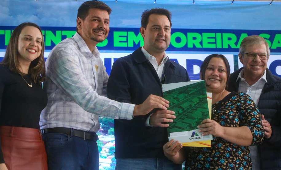 O governador Carlos Massa Ratinho Junior entregou nesta sexta-feira (6), 52 títulos de regularização fundiária para famílias em Moreira Sales, na região Centro-Oeste do Estado.