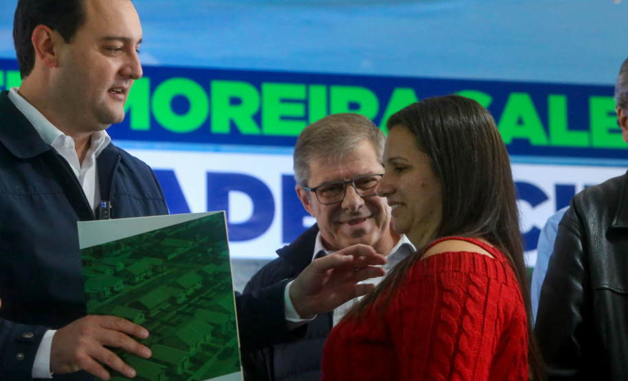 O governador Carlos Massa Ratinho Junior entregou nesta sexta-feira (6), 52 títulos de regularização fundiária para famílias em Moreira Sales, na região Centro-Oeste do Estado.