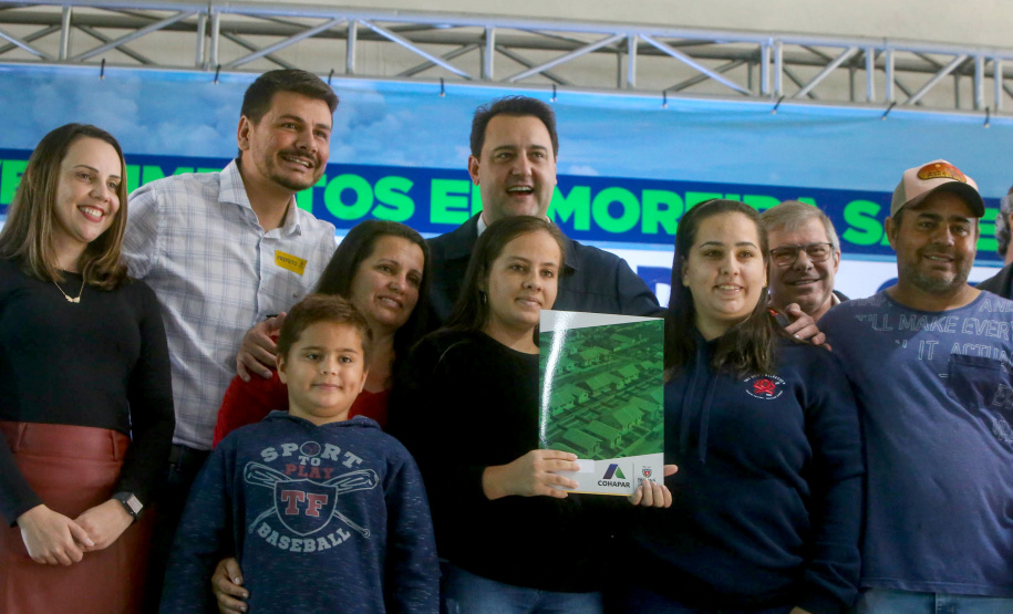 O governador Carlos Massa Ratinho Junior entregou nesta sexta-feira (6), 52 títulos de regularização fundiária para famílias em Moreira Sales, na região Centro-Oeste do Estado.