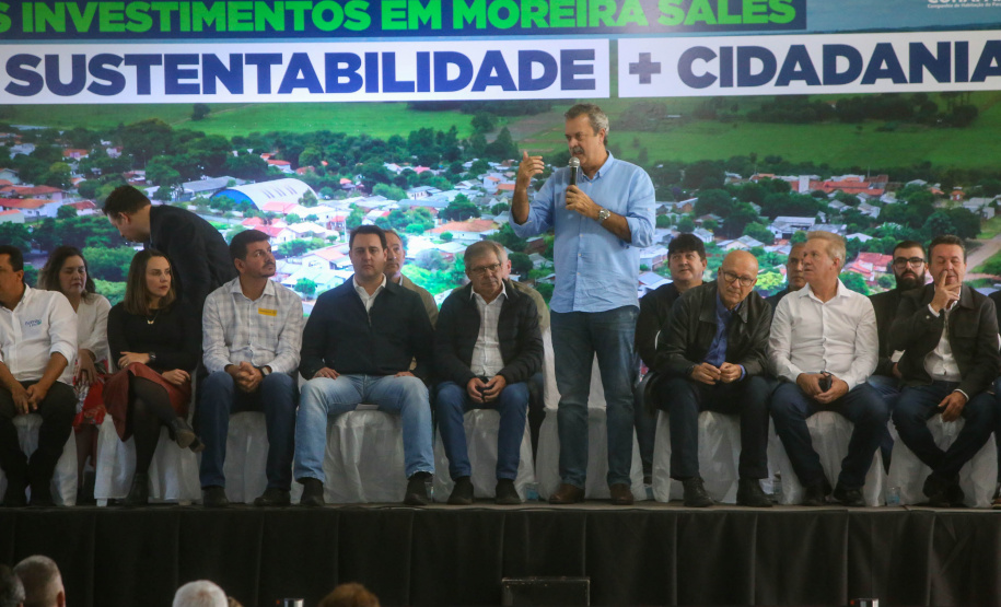 O governador Carlos Massa Ratinho Junior entregou nesta sexta-feira (6), 52 títulos de regularização fundiária para famílias em Moreira Sales, na região Centro-Oeste do Estado.