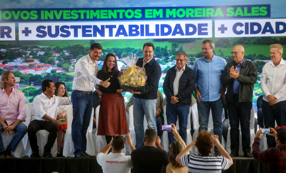 O governador Carlos Massa Ratinho Junior entregou nesta sexta-feira (6), 52 títulos de regularização fundiária para famílias em Moreira Sales, na região Centro-Oeste do Estado.