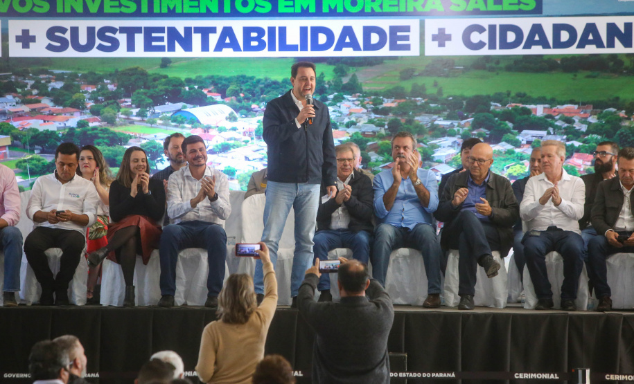 O governador Carlos Massa Ratinho Junior entregou nesta sexta-feira (6), 52 títulos de regularização fundiária para famílias em Moreira Sales, na região Centro-Oeste do Estado.