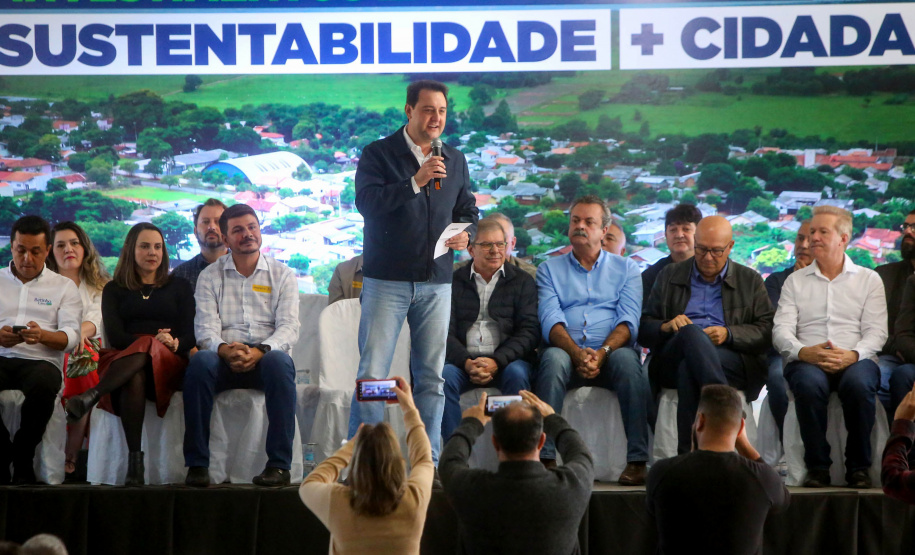 O governador Carlos Massa Ratinho Junior entregou nesta sexta-feira (6), 52 títulos de regularização fundiária para famílias em Moreira Sales, na região Centro-Oeste do Estado.