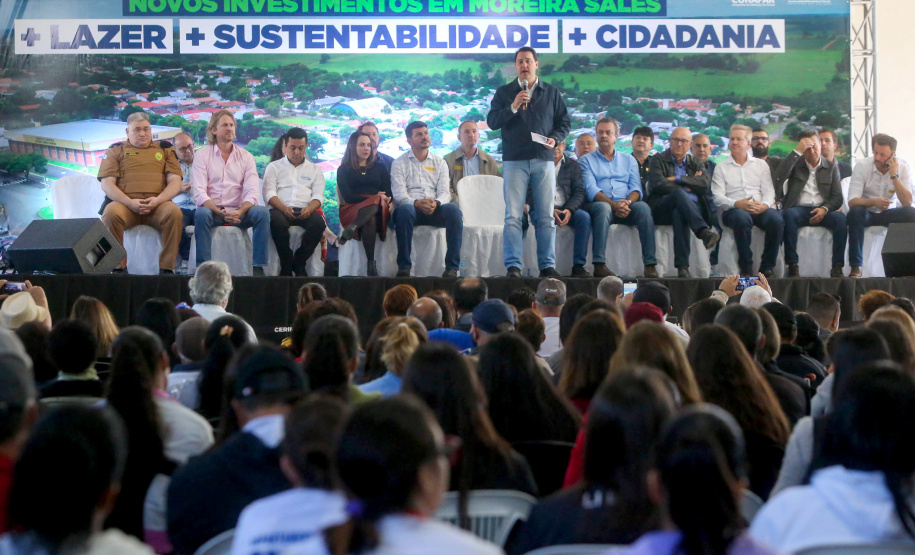 O governador Carlos Massa Ratinho Junior entregou nesta sexta-feira (6), 52 títulos de regularização fundiária para famílias em Moreira Sales, na região Centro-Oeste do Estado.
