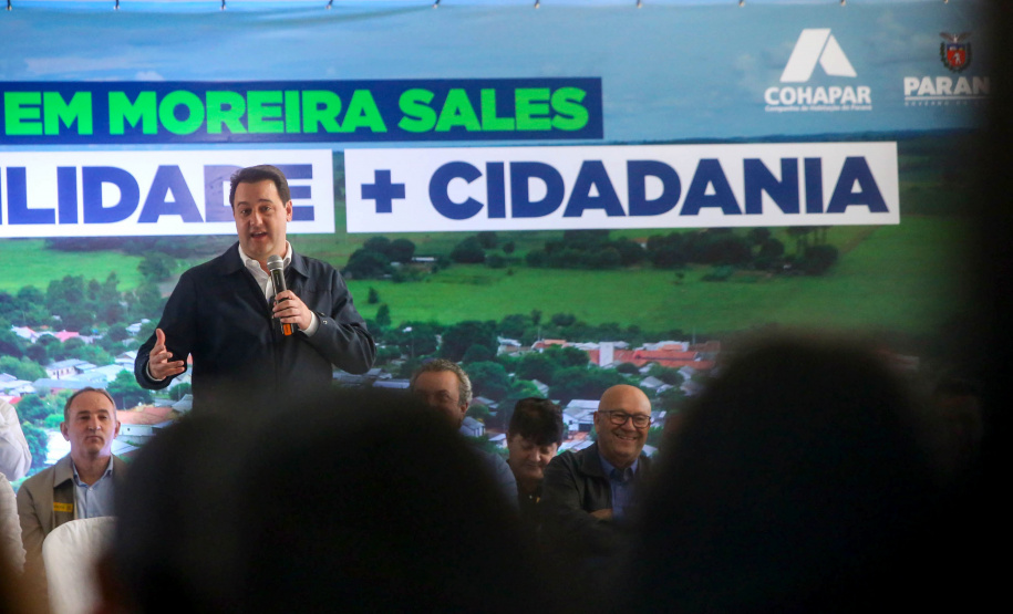 O governador Carlos Massa Ratinho Junior entregou nesta sexta-feira (6), 52 títulos de regularização fundiária para famílias em Moreira Sales, na região Centro-Oeste do Estado.