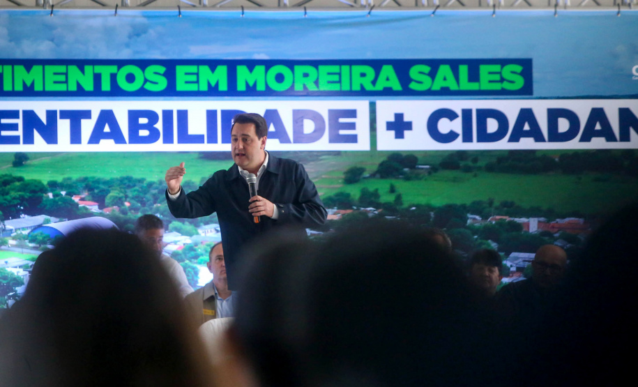 O governador Carlos Massa Ratinho Junior entregou nesta sexta-feira (6), 52 títulos de regularização fundiária para famílias em Moreira Sales, na região Centro-Oeste do Estado.