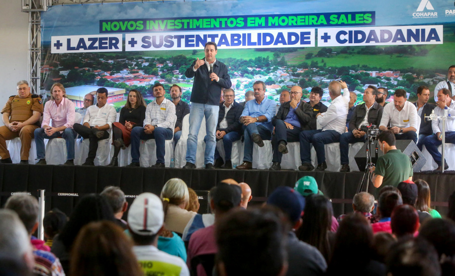 O governador Carlos Massa Ratinho Junior entregou nesta sexta-feira (6), 52 títulos de regularização fundiária para famílias em Moreira Sales, na região Centro-Oeste do Estado.