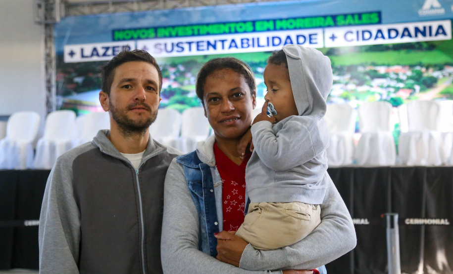 O governador Carlos Massa Ratinho Junior entregou nesta sexta-feira (6), 52 títulos de regularização fundiária para famílias em Moreira Sales, na região Centro-Oeste do Estado.