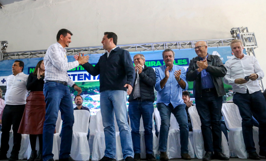 O governador Carlos Massa Ratinho Junior entregou nesta sexta-feira (6), 52 títulos de regularização fundiária para famílias em Moreira Sales, na região Centro-Oeste do Estado.