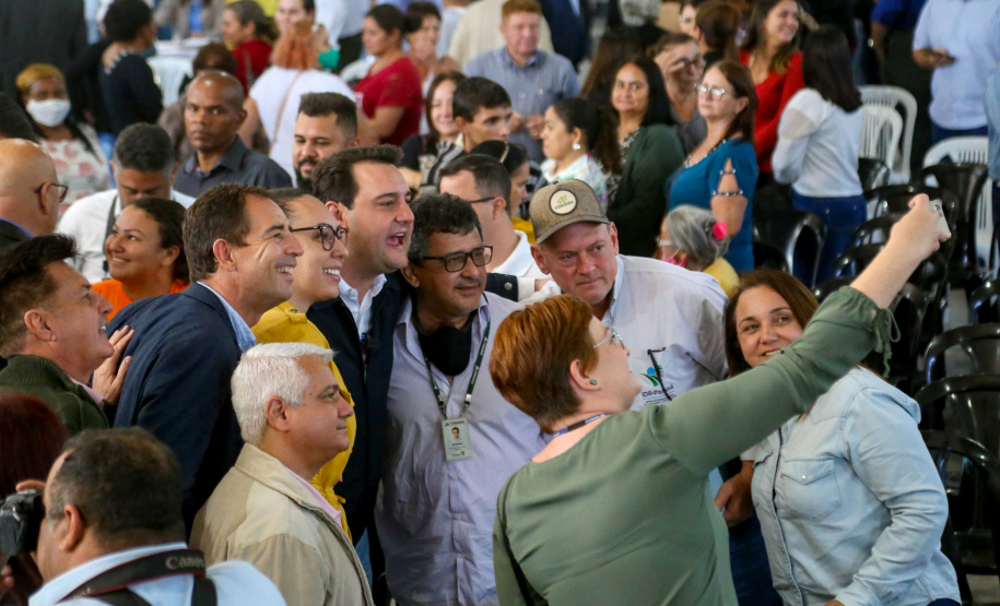 O governador Carlos Massa Ratinho Junior entregou nesta sexta-feira (6), 52 títulos de regularização fundiária para famílias em Moreira Sales, na região Centro-Oeste do Estado.