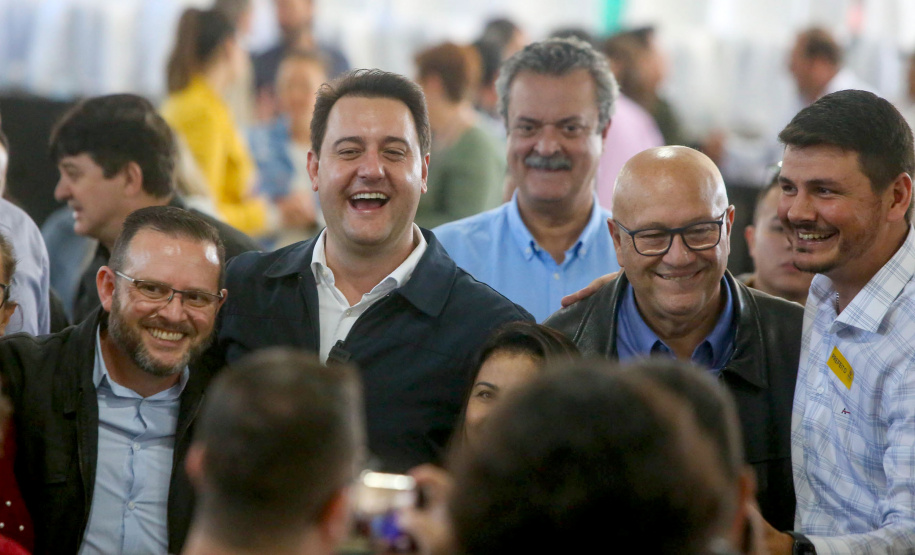 O governador Carlos Massa Ratinho Junior entregou nesta sexta-feira (6), 52 títulos de regularização fundiária para famílias em Moreira Sales, na região Centro-Oeste do Estado.