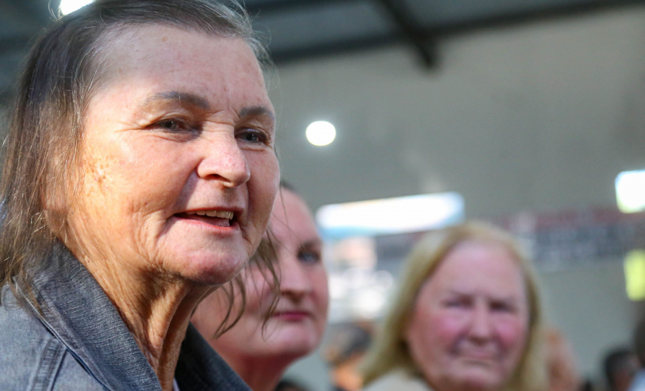 O governador Carlos Massa Ratinho Junior entregou nesta sexta-feira (6), 52 títulos de regularização fundiária para famílias em Moreira Sales, na região Centro-Oeste do Estado.