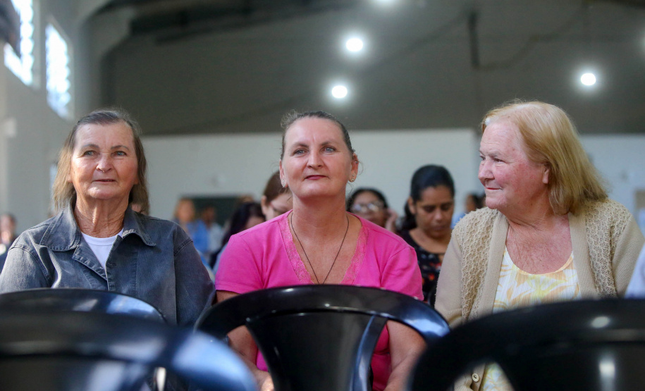 O governador Carlos Massa Ratinho Junior entregou nesta sexta-feira (6), 52 títulos de regularização fundiária para famílias em Moreira Sales, na região Centro-Oeste do Estado.