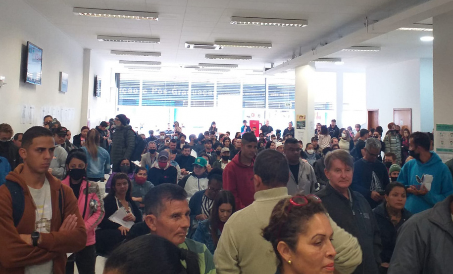 Mutirão encaminha 450 pessoas para vagas de emprego em supermercados