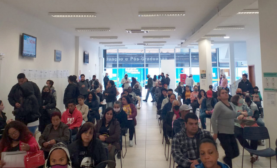 Mutirão encaminha 450 pessoas para vagas de emprego em supermercados