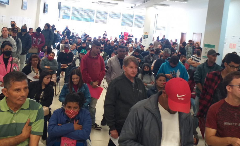 Mutirão encaminha 450 pessoas para vagas de emprego em supermercados