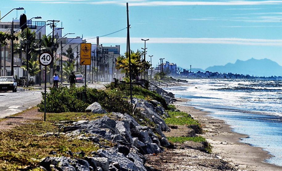 Proteções costeiras começam a ser implantadas na orla do Litoral do Estado