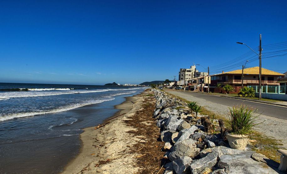 Proteções costeiras começam a ser implantadas na orla do Litoral do Estado