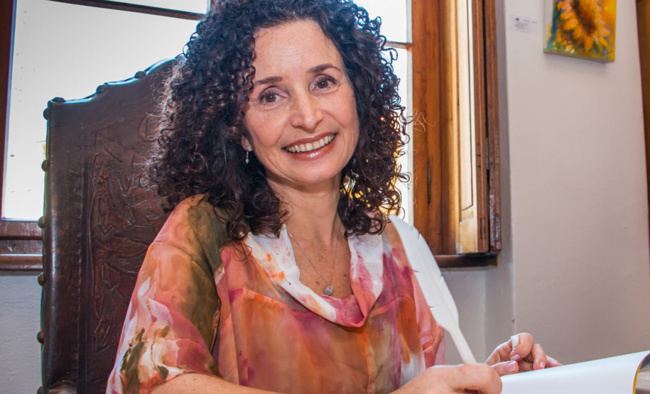 Biblioteca Pública do Paraná abre exposição de poemas ilustrados de Priscila Prado