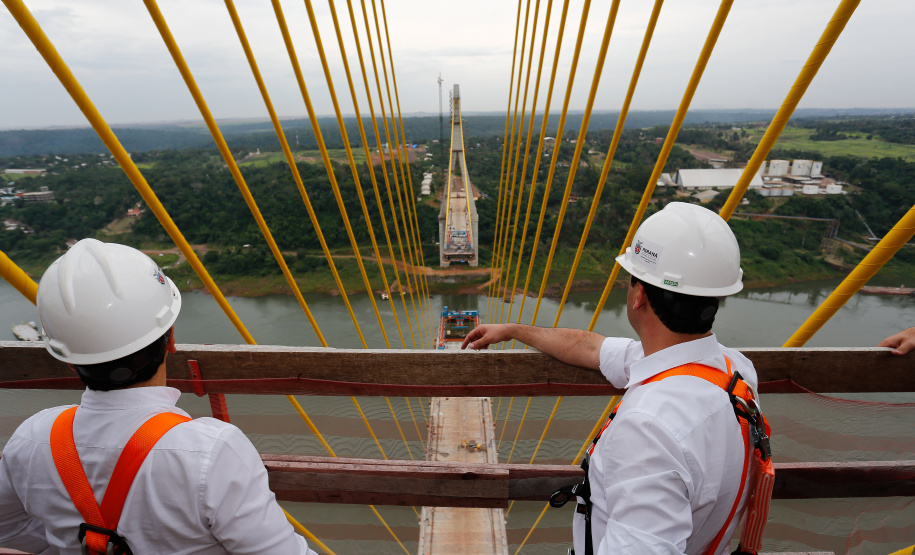 Governador Carlos Massa Ratinho Junior vistoria obra da Ponte da Integração Brasil-Paraguai.