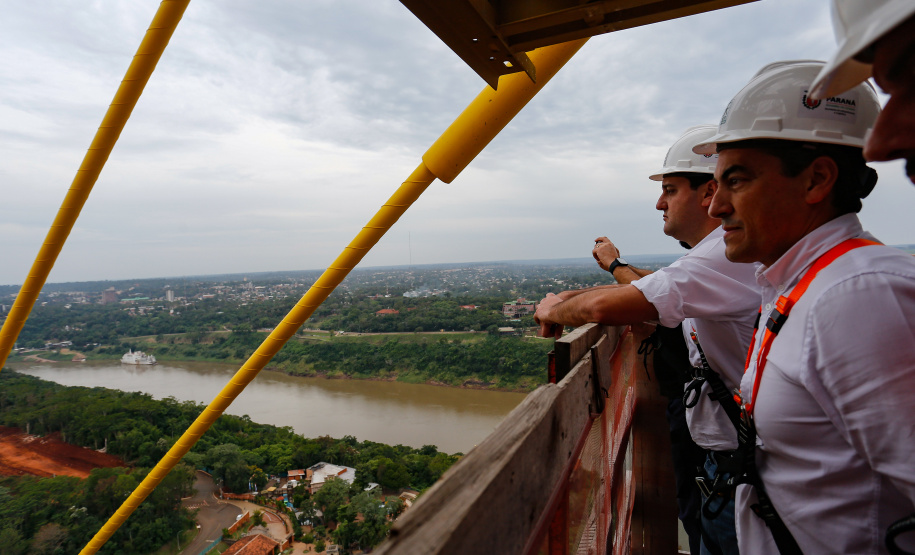 Governador Carlos Massa Ratinho Junior vistoria obra da Ponte da Integração Brasil-Paraguai.