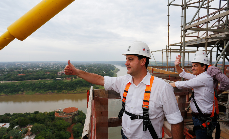 Governador Carlos Massa Ratinho Junior vistoria obra da Ponte da Integração Brasil-Paraguai.