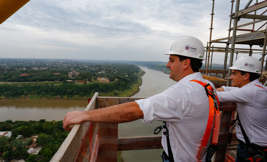 Governador Carlos Massa Ratinho Junior vistoria obra da Ponte da Integração Brasil-Paraguai.