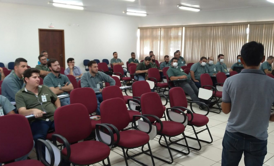 Novas tecnologias na produção de mandioca é tema de capacitação de técnicos do setor