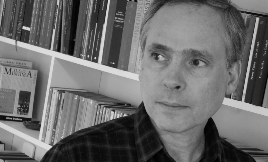 Marcelo Sandmann ministra oficina gratuita de Leitura e Escrita Poética na Biblioteca Pública