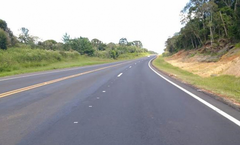 Concessionária de pedágio executa terceiras faixas, novo trevo e passarela de pedestres em rodovias federais. DER/PR fiscaliza o andamento de obras não realizadas durante o contrato