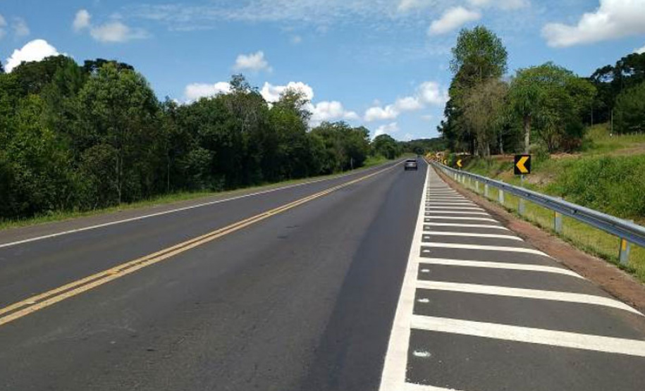 Concessionária de pedágio executa terceiras faixas, novo trevo e passarela de pedestres em rodovias federais. DER/PR fiscaliza o andamento de obras não realizadas durante o contrato