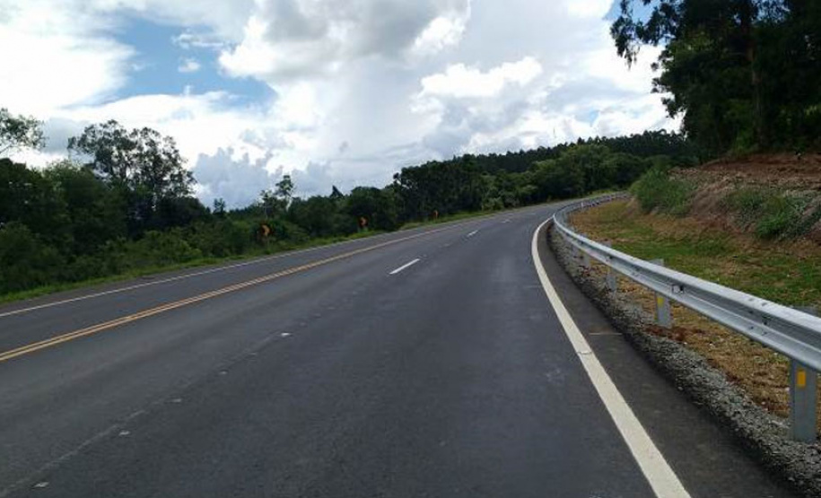 Concessionária de pedágio executa terceiras faixas, novo trevo e passarela de pedestres em rodovias federais. DER/PR fiscaliza o andamento de obras não realizadas durante o contrato