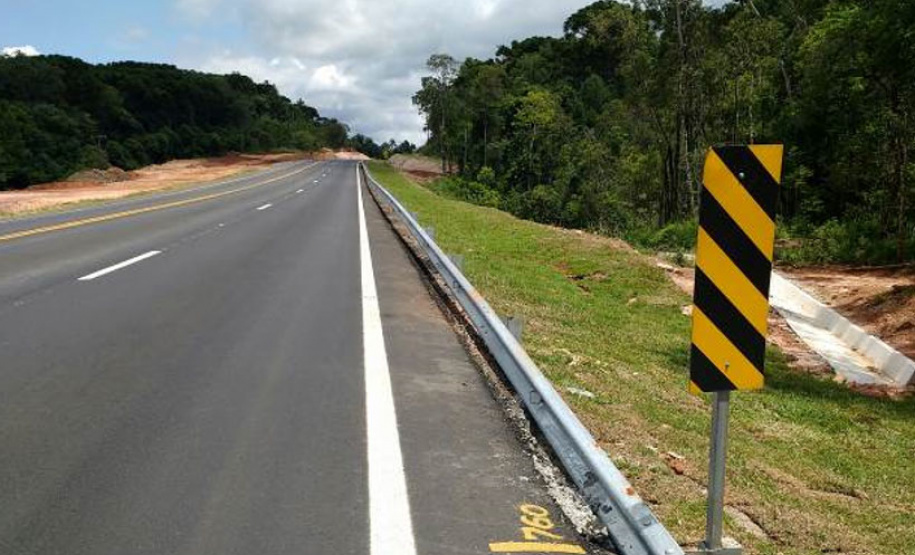 Concessionária de pedágio executa terceiras faixas, novo trevo e passarela de pedestres em rodovias federais. DER/PR fiscaliza o andamento de obras não realizadas durante o contrato