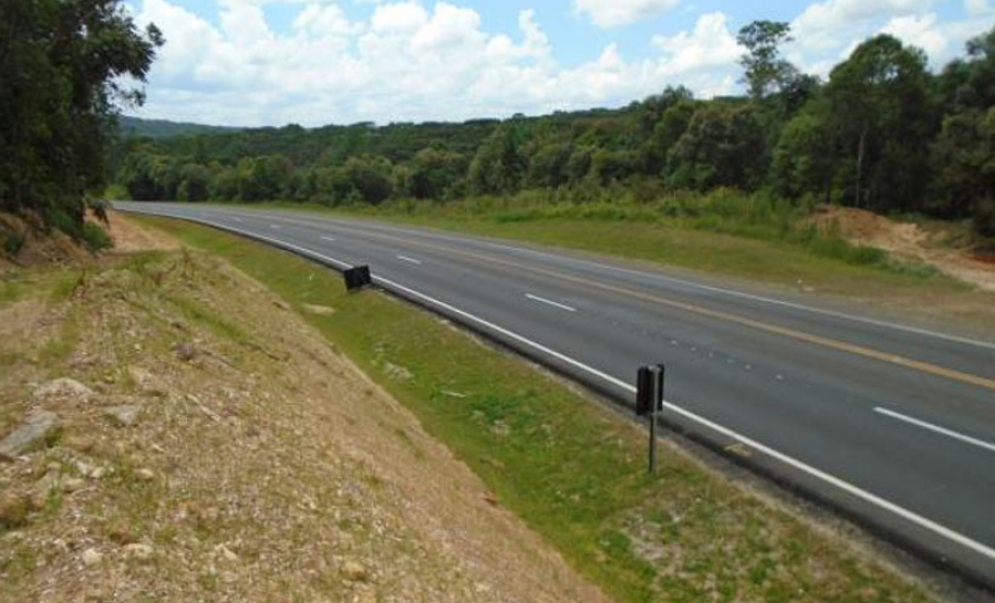 Concessionária de pedágio executa terceiras faixas, novo trevo e passarela de pedestres em rodovias federais. DER/PR fiscaliza o andamento de obras não realizadas durante o contrato