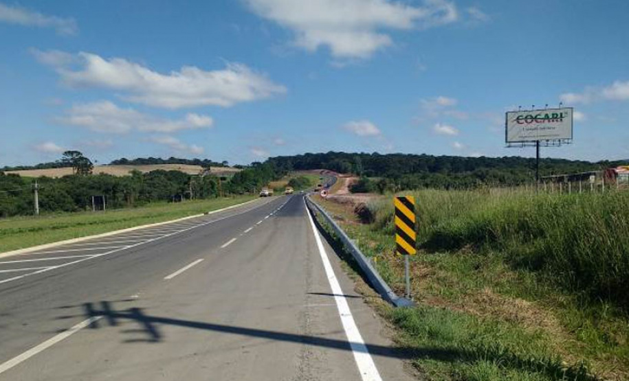Concessionária de pedágio executa terceiras faixas, novo trevo e passarela de pedestres em rodovias federais. DER/PR fiscaliza o andamento de obras não realizadas durante o contrato