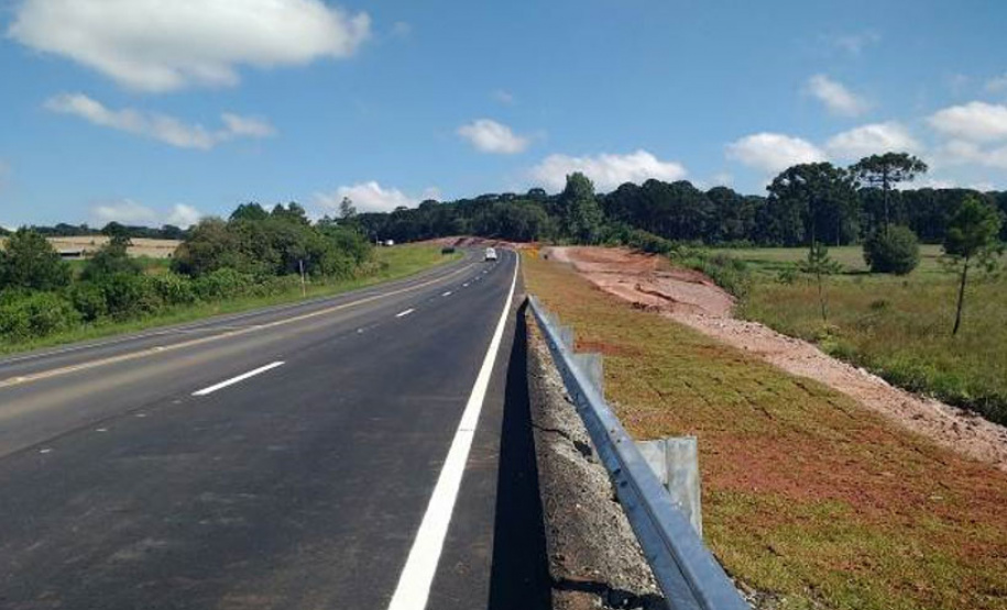 Concessionária de pedágio executa terceiras faixas, novo trevo e passarela de pedestres em rodovias federais. DER/PR fiscaliza o andamento de obras não realizadas durante o contrato