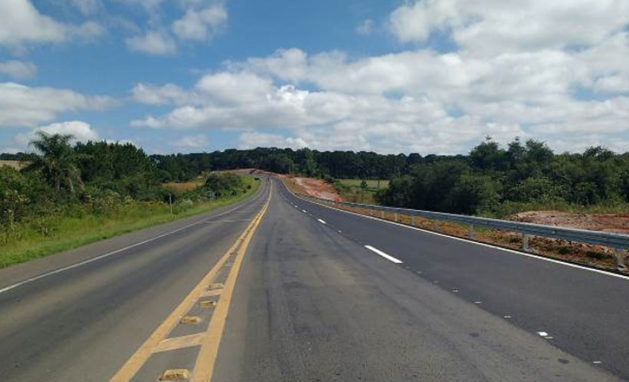 Concessionária de pedágio executa terceiras faixas, novo trevo e passarela de pedestres em rodovias federais. DER/PR fiscaliza o andamento de obras não realizadas durante o contrato