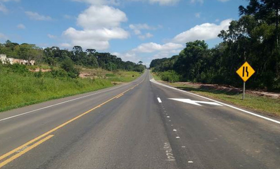 Concessionária de pedágio executa terceiras faixas, novo trevo e passarela de pedestres em rodovias federais. DER/PR fiscaliza o andamento de obras não realizadas durante o contrato