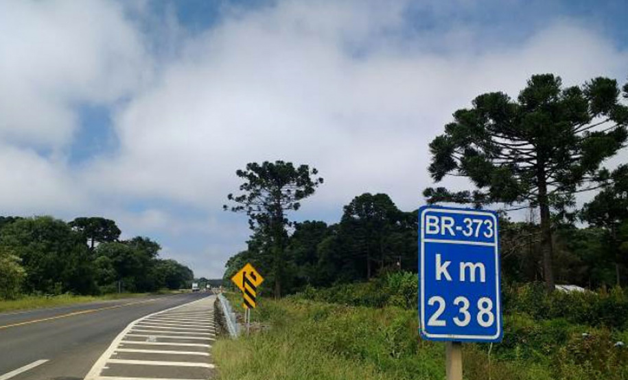 Concessionária de pedágio executa terceiras faixas, novo trevo e passarela de pedestres em rodovias federais. DER/PR fiscaliza o andamento de obras não realizadas durante o contrato