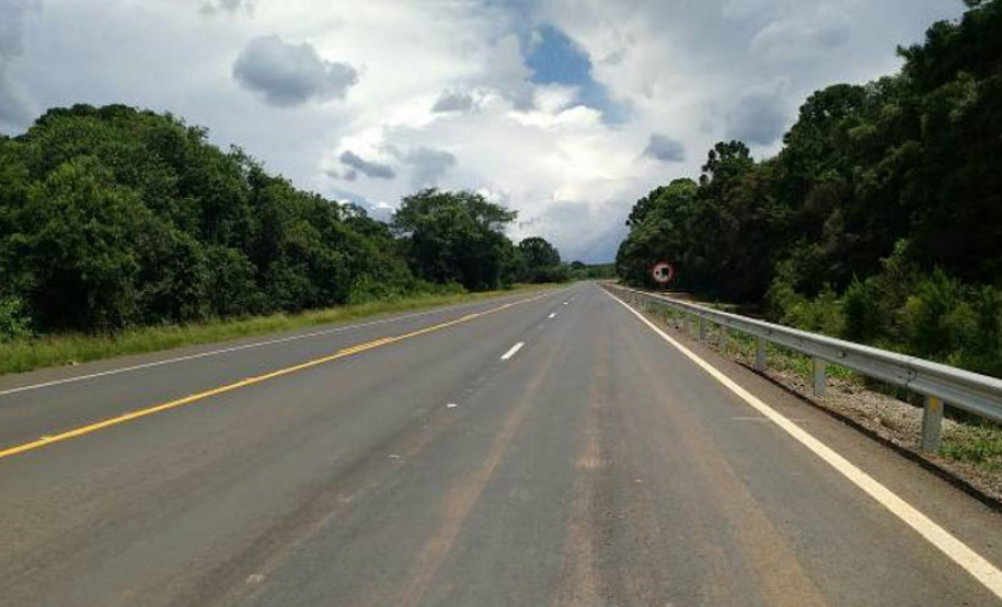 Concessionária de pedágio executa terceiras faixas, novo trevo e passarela de pedestres em rodovias federais. DER/PR fiscaliza o andamento de obras não realizadas durante o contrato