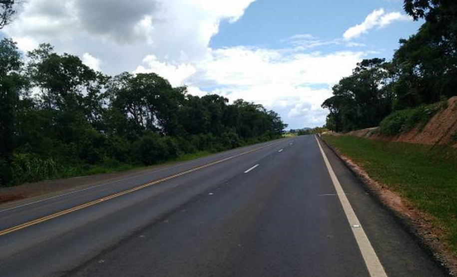 Concessionária de pedágio executa terceiras faixas, novo trevo e passarela de pedestres em rodovias federais. DER/PR fiscaliza o andamento de obras não realizadas durante o contrato