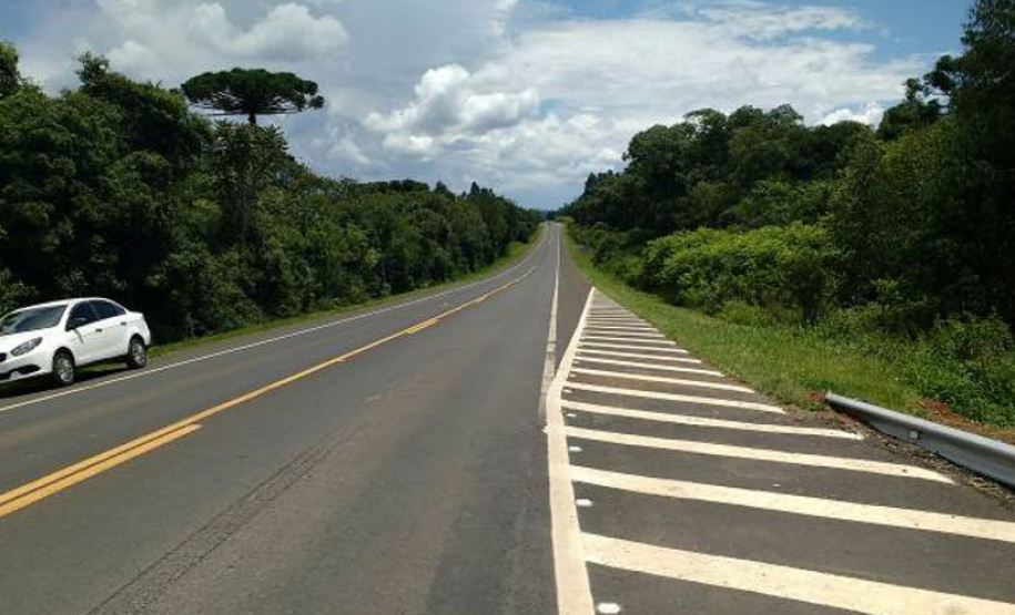 Concessionária de pedágio executa terceiras faixas, novo trevo e passarela de pedestres em rodovias federais. DER/PR fiscaliza o andamento de obras não realizadas durante o contrato