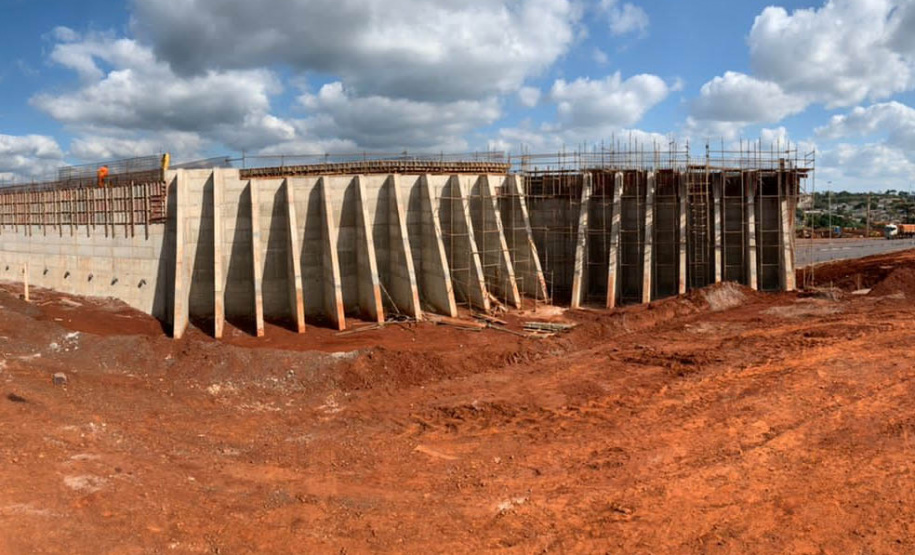 Dois novos viadutos e nove quilômetros de nova pavimentação deverão ser entregues até o final do ano, encerrando os congestionamentos e acidentes na entrada do município -